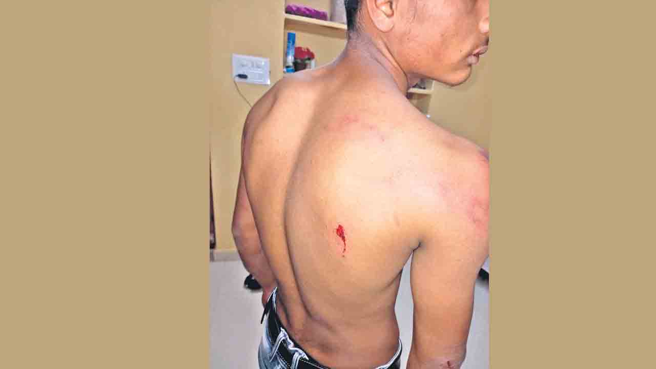 గంజా తాగి.. బాలుడిపై గ్యాంగ్‌ దాడి