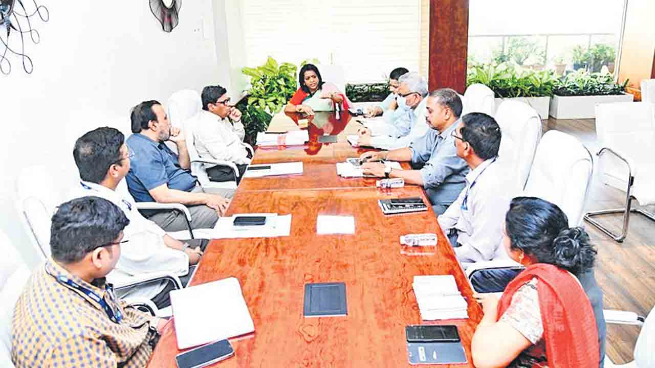 అభివృద్ధి పనులను వేగంగా పూర్తి చేయండి