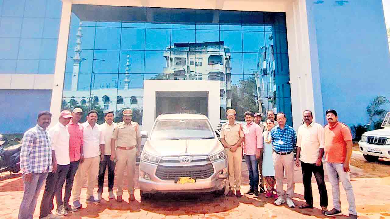 Chikoti Praveen |  జైలులో కలిసిన దొంగలు.. చికోటి కారుకు ఎసరు.. ఎత్తుకెళ్లి కీసర జాతరలో జల్సాలు