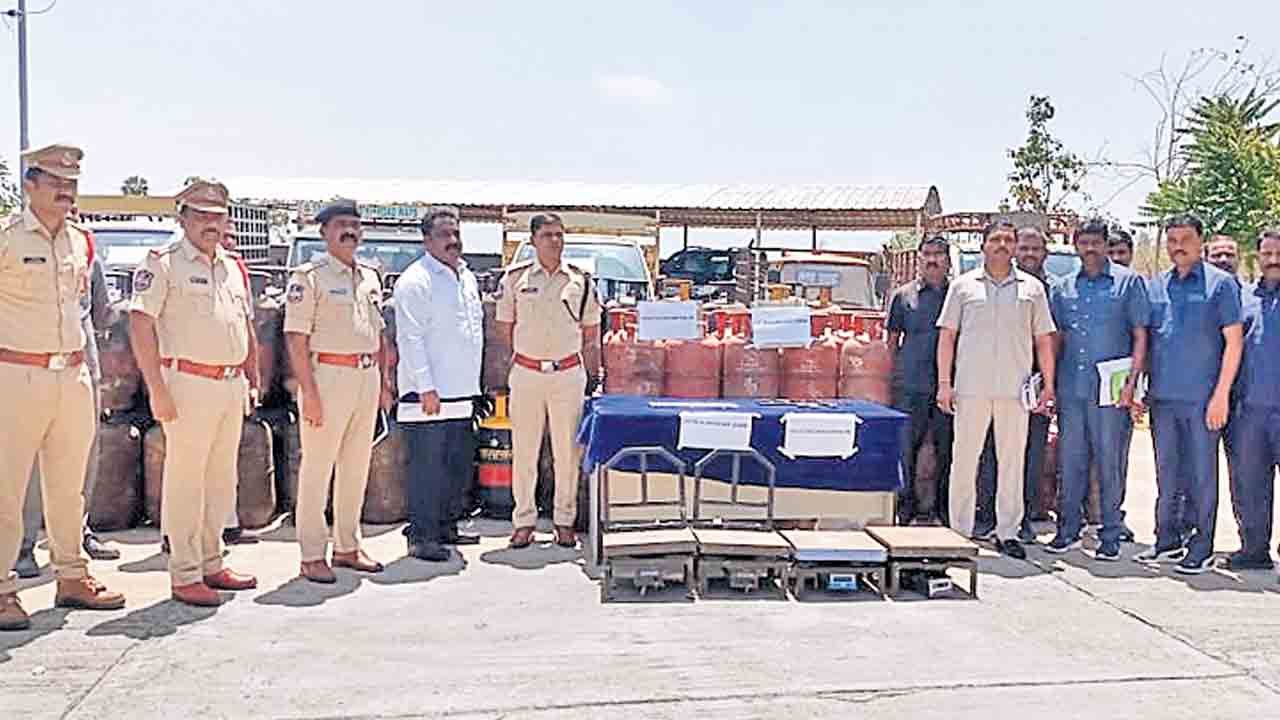 గ్యాస్‌ రీఫిల్లింగ్‌ చేస్తున్న ముఠా అరెస్టు