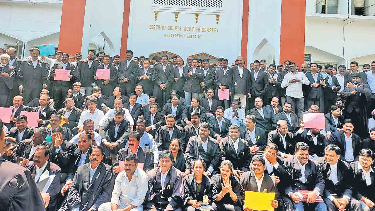 ఘట్‌కేసర్‌ ఎస్‌ఐపై చర్యలు తీసుకోవాలి