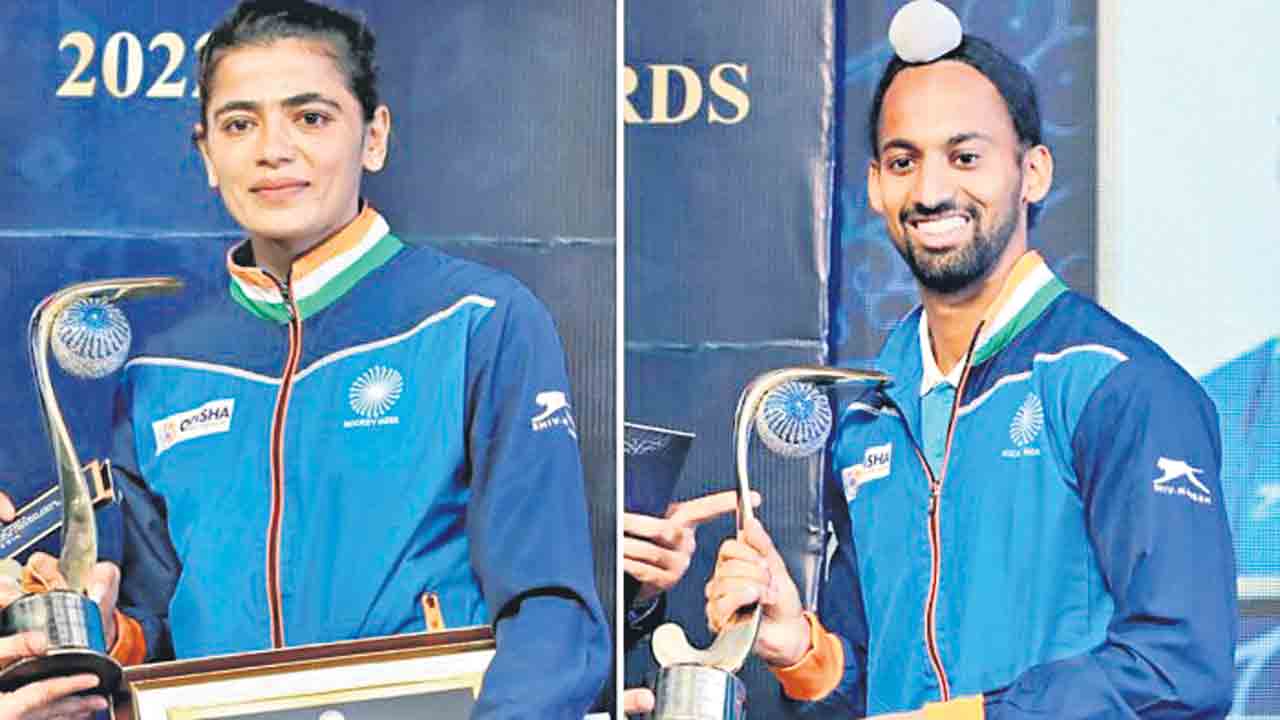 హార్దిక్‌, సవితకు ‘హాకీ ప్లేయర్‌ ఆఫ్‌ ది ఇయర్‌’