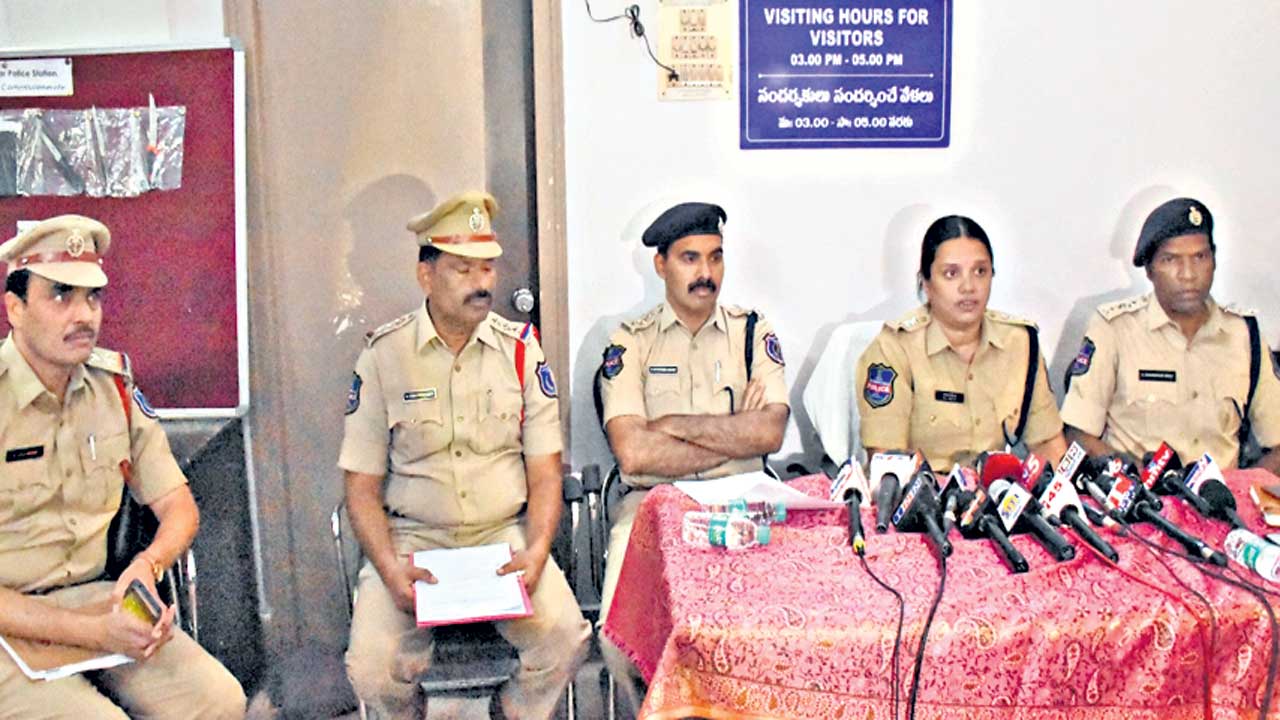 వ్యసనాలతో అప్పులు చేసి.. చైన్‌ స్నాచింగ్స్‌