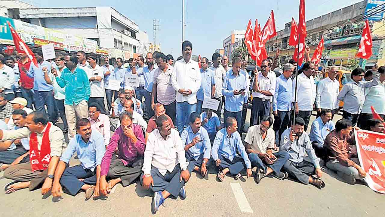 సూపర్‌మాక్స్‌ కార్మికులకు జీతాలు చెల్లించాలి
