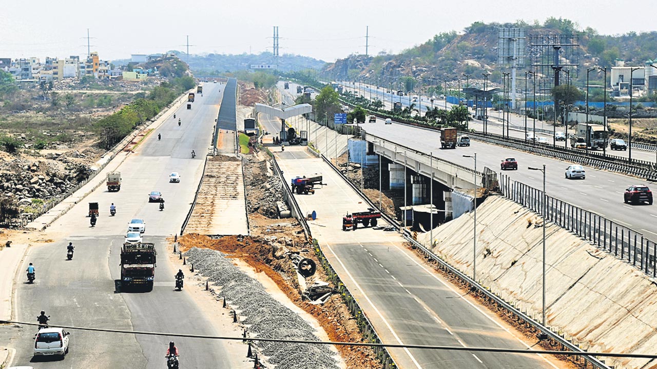 Hyderabad | ఐటీ కారిడార్‌లో ఓఆర్‌ఆర్‌ చుట్టూ 4 లేన్ల రహదారి.. 300 కోట్లతో శరవేగంగా సర్వీస్‌ రోడ్ల విస్తరణ పనులు