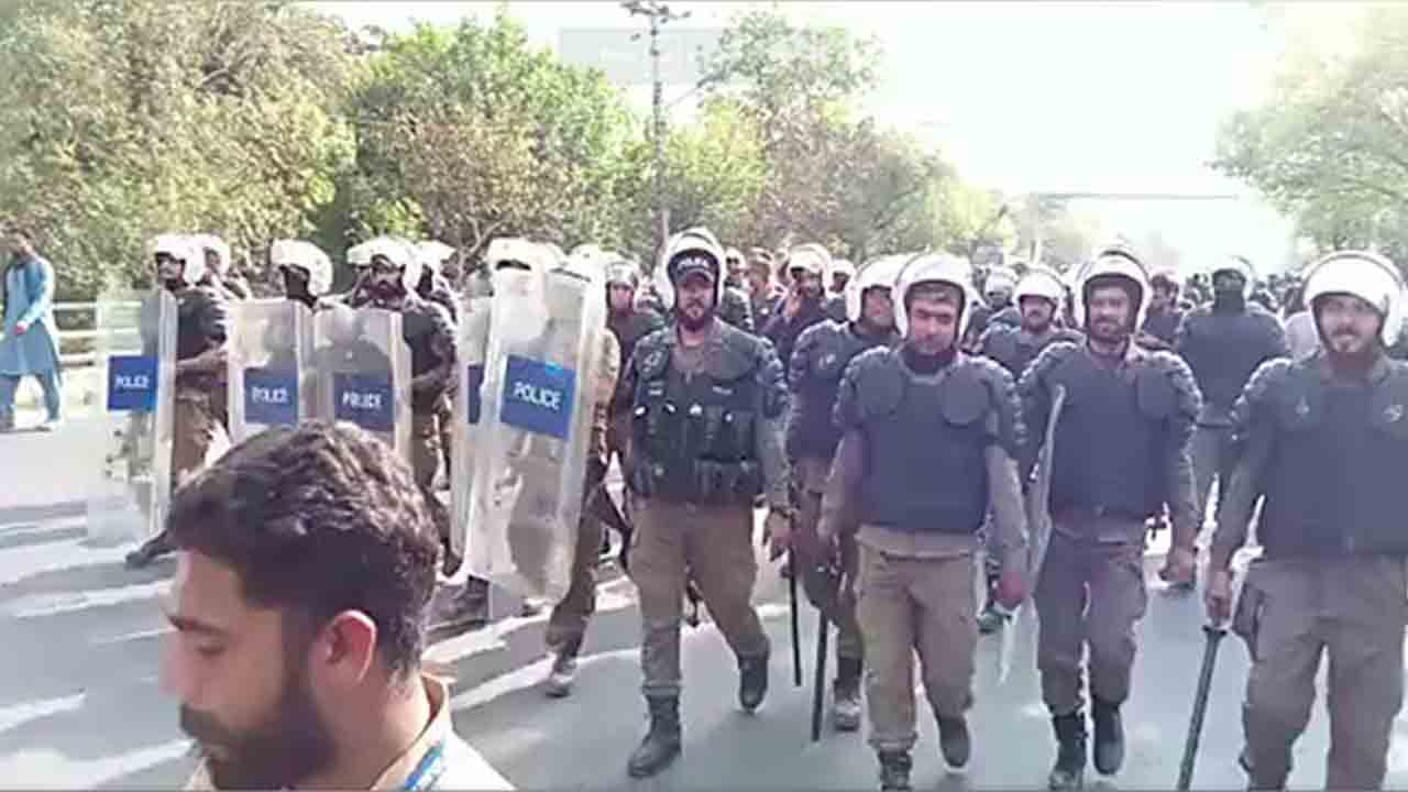 Imran Khan | ఏ క్షణంలోనైనా పాకిస్థాన్‌ మాజీ ప్రధాని ఇమ్రాన్‌ అరెస్ట్‌.. ఇంటి దగ్గర భారీగా పోలీస్‌ బలగాల మోహరింపు