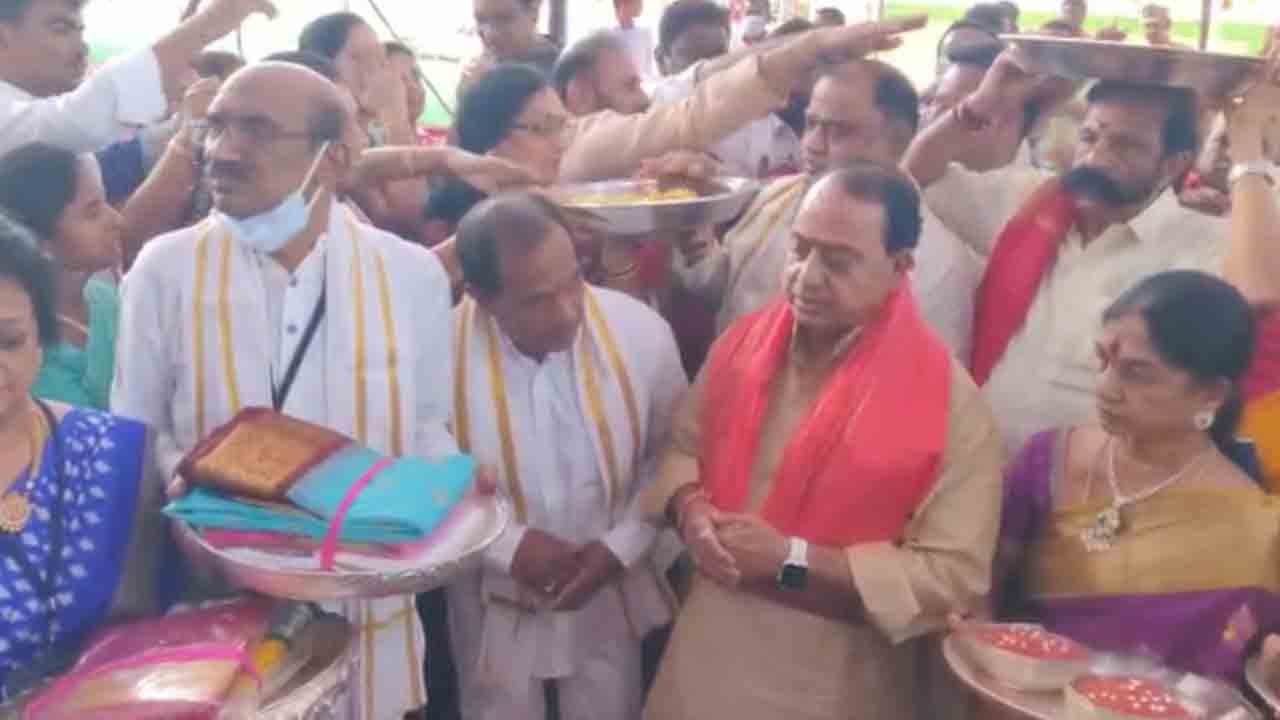 Minister Indrakaran reddy |  క‌నులపండువ‌గా భ‌ద్రాద్రి రామ‌య్య క‌ల్యాణం.. ప‌ట్టువ‌స్త్రాలు స‌మ‌ర్పించిన మంత్రి ఇంద్రక‌ర‌ణ్ రెడ్డి