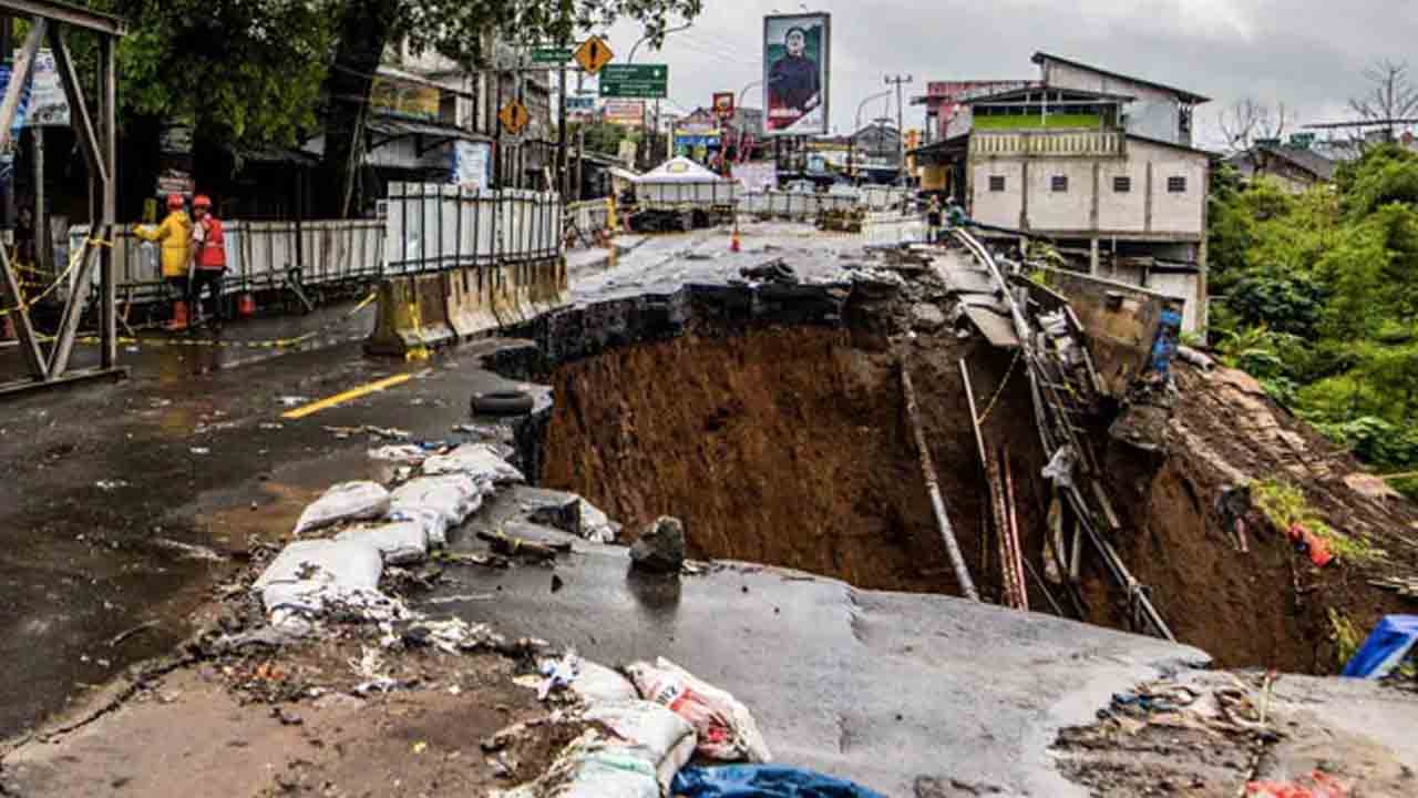 Indonesia Disaster | ఇండోనేషియాలో విరిగిపడ్డ కొండచరియలు.. 11 మంది దుర్మరణం, 50 మంది గల్లంతు