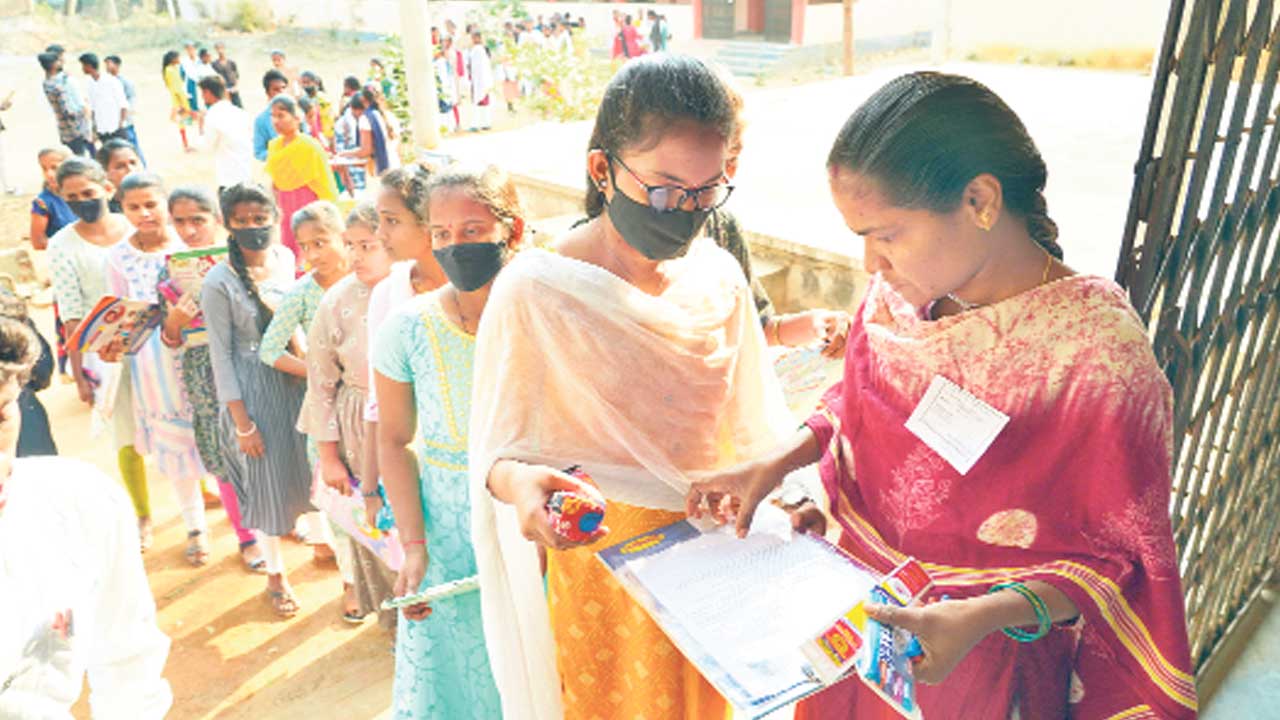 తొలిరోజు ప్రశాంతం.. ప్రారంభమైన ఇంటర్ పరీక్షలు