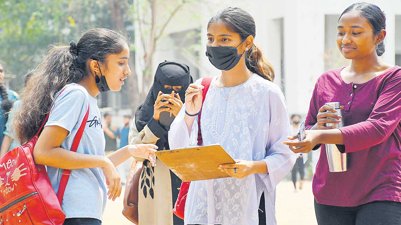 ప్రశాంతంగా ఇంటర్‌ పరీక్షలు