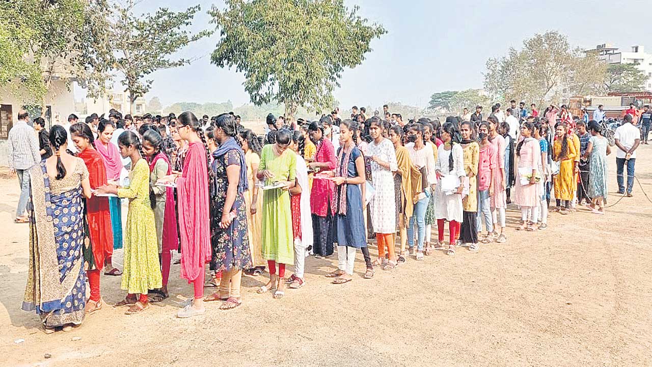 ఇంటర్‌ పరీక్షలు షురూ