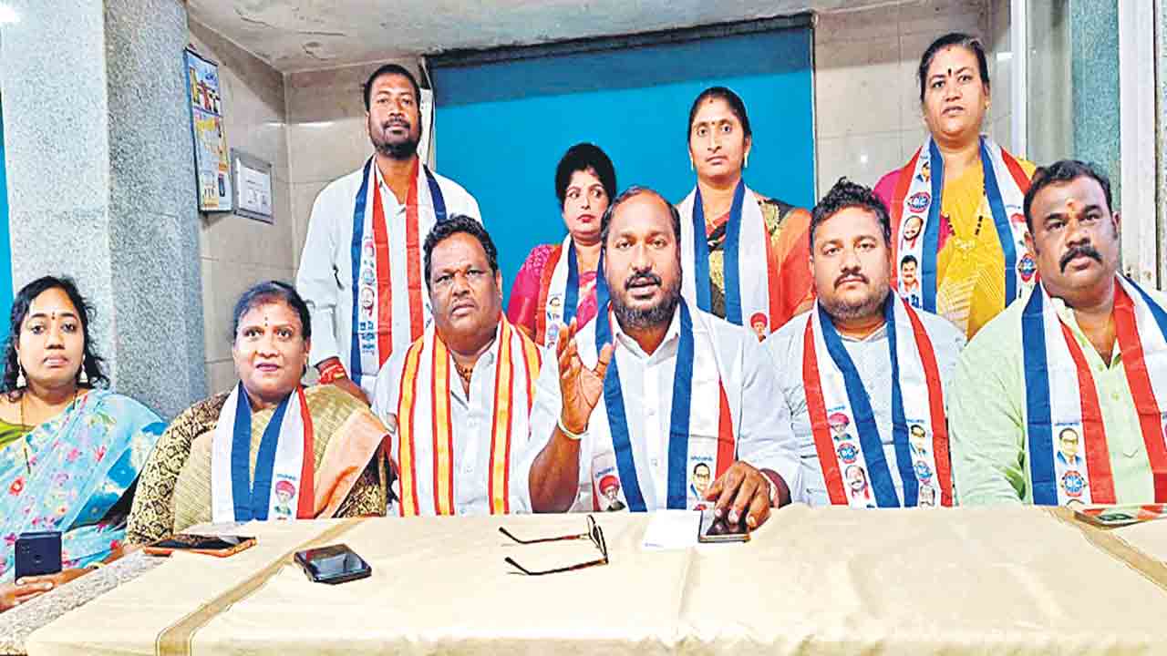 బీసీ గణన కోసం ఢిల్లీలో ధర్నా, దీక్ష