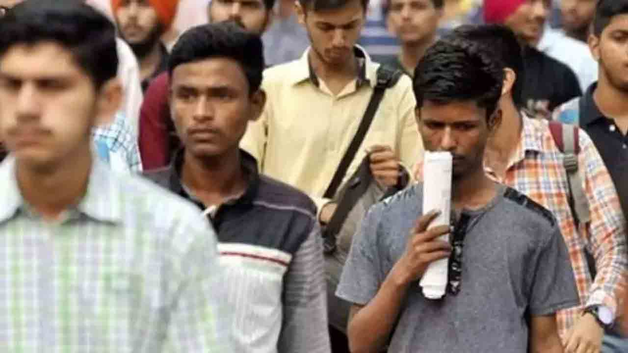 యూపీలో నిరుద్యోగ తాండవం