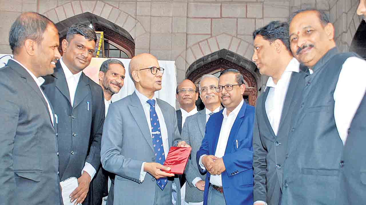 బార్‌ అండ్‌ బెంచ్‌ కలిసి పనిచేయాలి