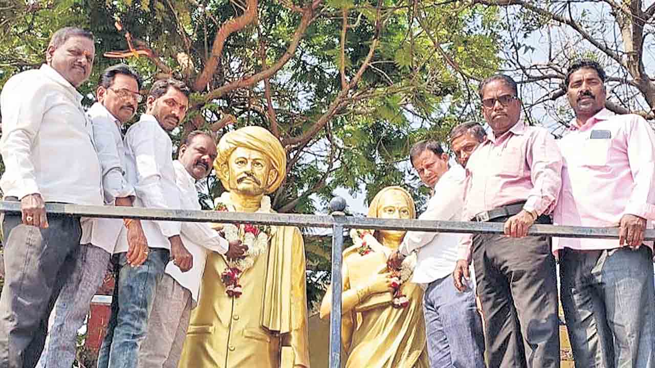 మహిళలకు సావిత్రీబాయిఫూలే ఆదర్శం