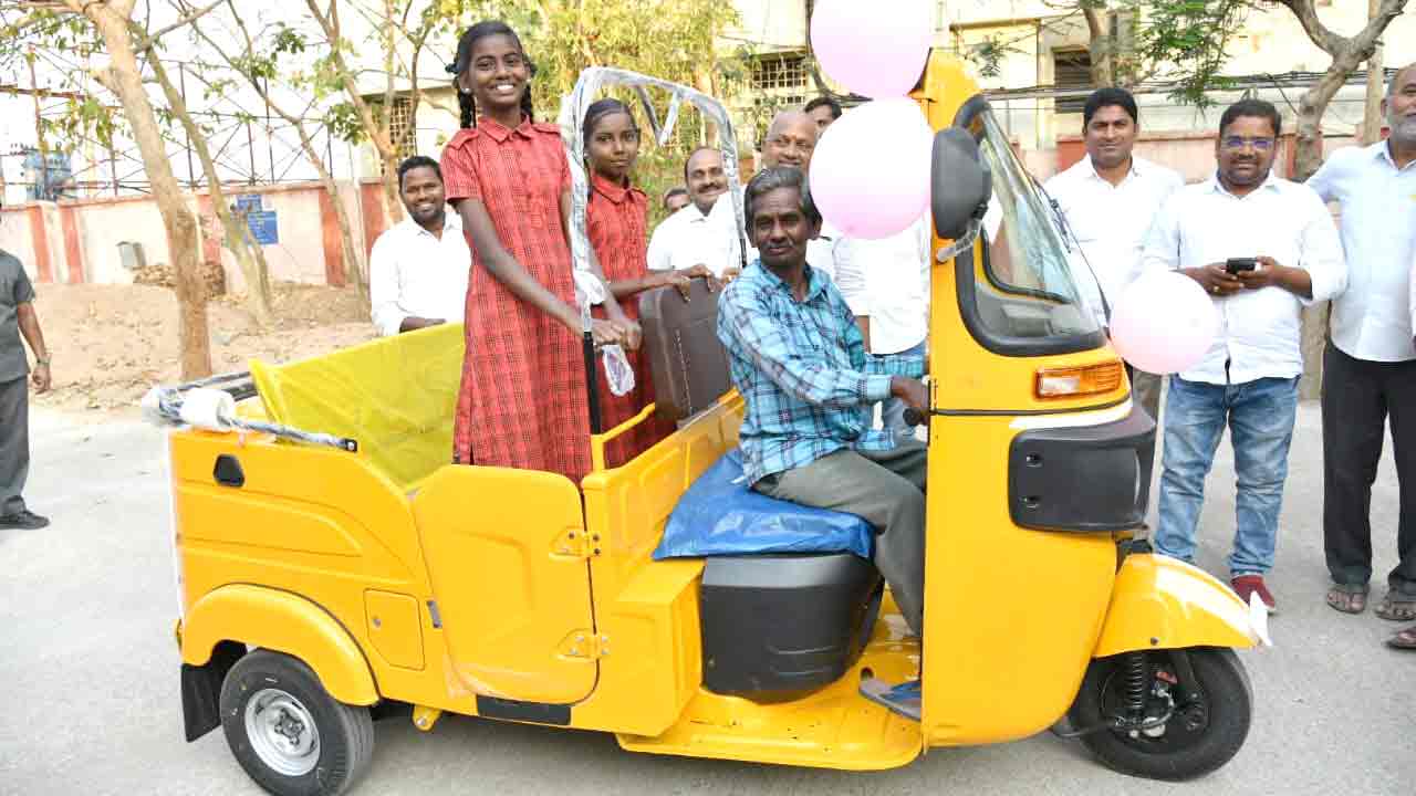 Minister KTR | దివ్యాంగుడి కల నెరవేర్చిన రామన్న.. అడిగిన 24 గంటల్లోనే ఆటో అందించిన మంత్రి కేటీఆర్‌