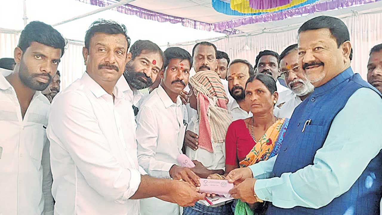 పేదల కండ్లల్లో వెలుగులు నింపుతున్న కంటి వెలుగు