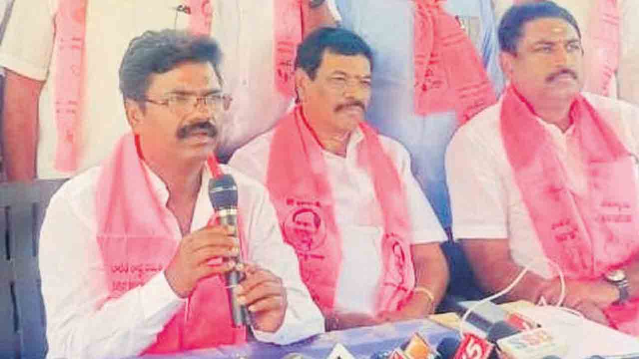 విద్యార్థుల జీవితాలతో ఆటలాడొద్దు