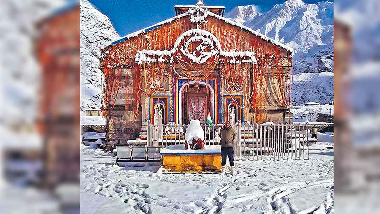 మూడు రోజుల నుంచి కేదార్‌నాథ్‌ ఆలయ పరిసరాల్లో భారీగా మంచు