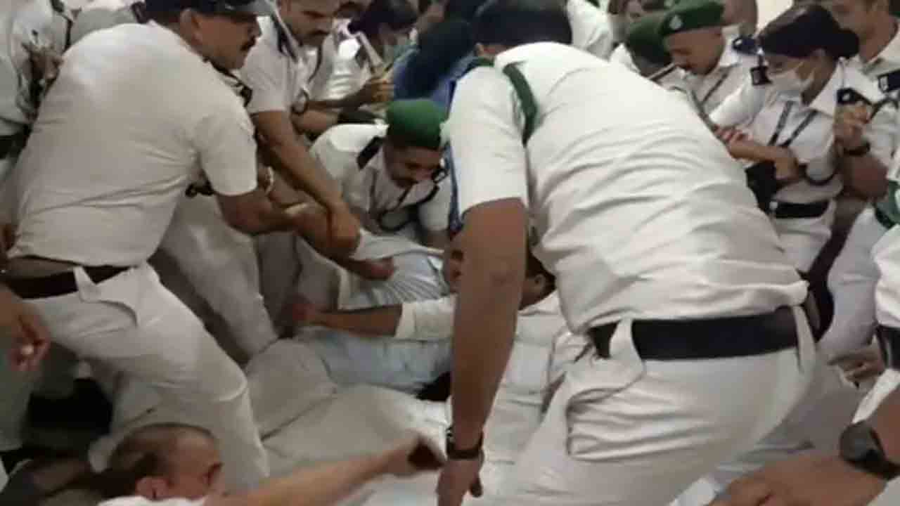 Kerala MLAs | కేరళ అసెంబ్లీ స్పీకర్‌ కార్యాలయం వద్ద ఎమ్మెల్యేల నిరసన.. బలవంతంగా లాక్కెళ్లిన మార్షల్స్‌