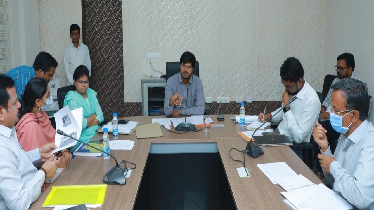 యాసంగి పంటలను కాపాడాలి