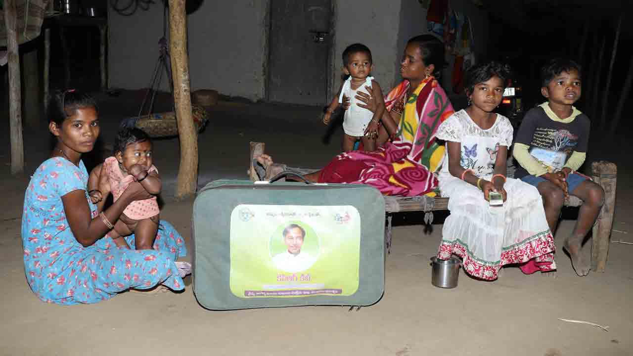 అడవి బిడ్డలకు వెలుగు దివిటీ