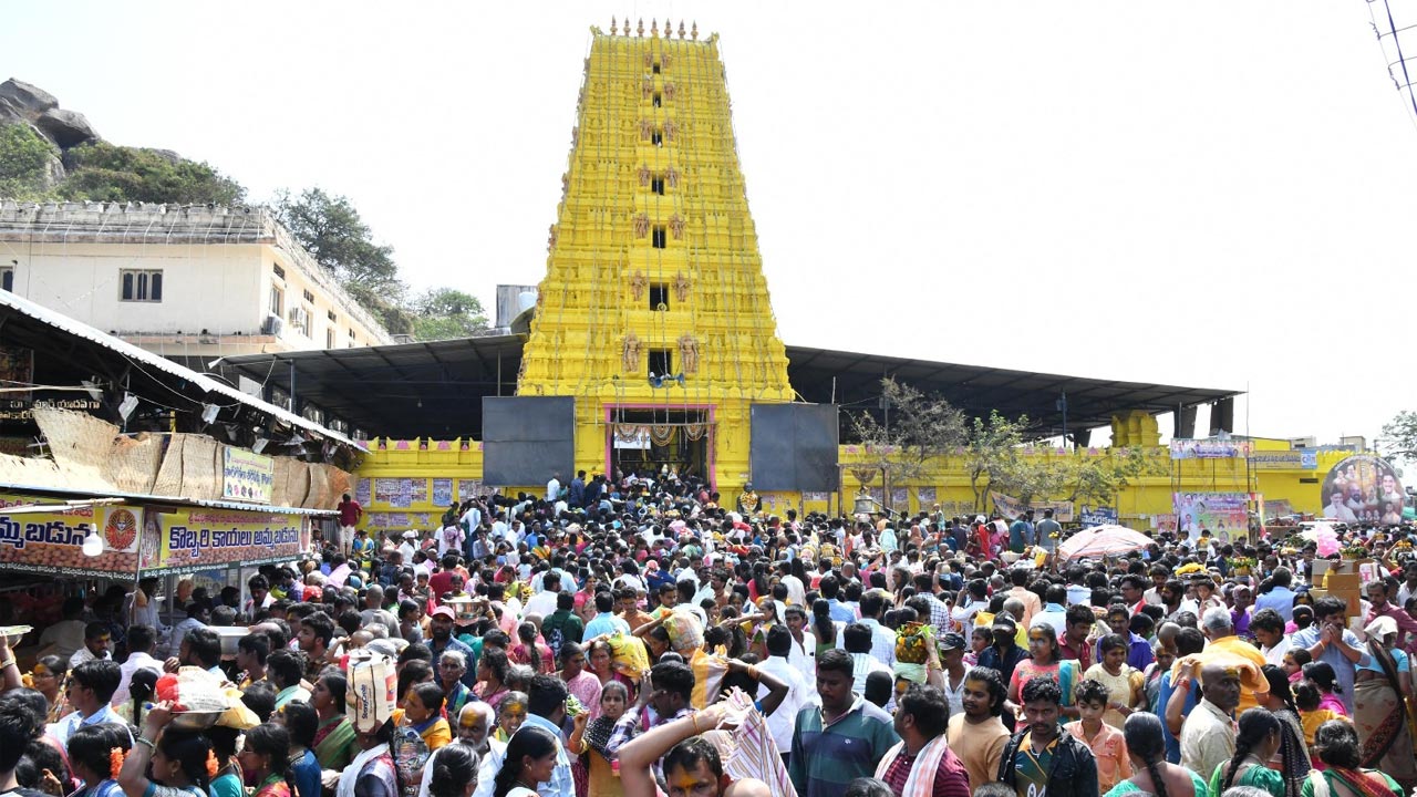కొమురవెల్లి మల్లన్న ఆలయానికి పోటెత్తిన భక్తులు
