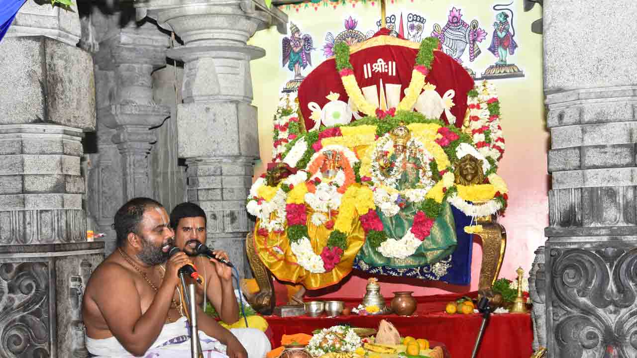 గుట్టలో వైభవంగా నిత్య కల్యాణోత్సవం