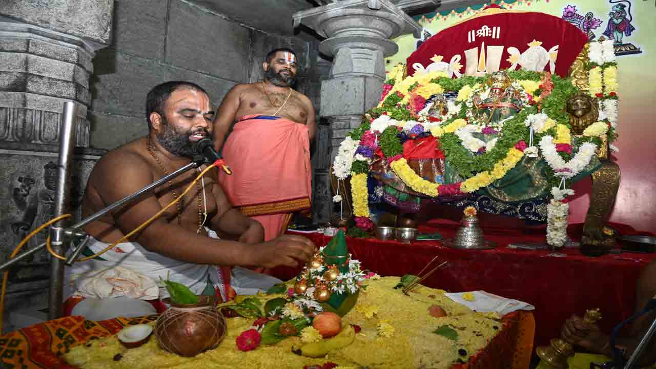 లక్ష్మీనృసింహుడికి సుప్రభాత సేవ