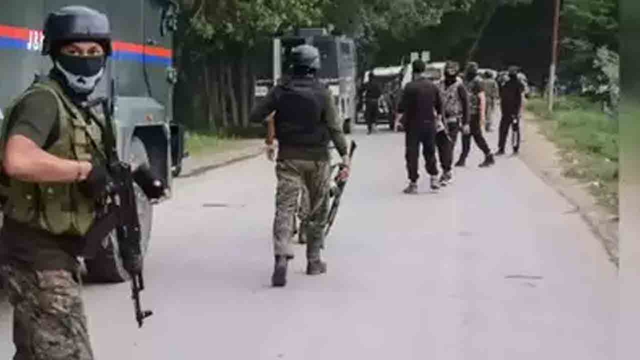 LeT Terrorist | జమ్ముకశ్మీర్‌లో లష్కరే ఉగ్రవాది అరెస్ట్‌.. ఆయుధాలు స్వాధీనం