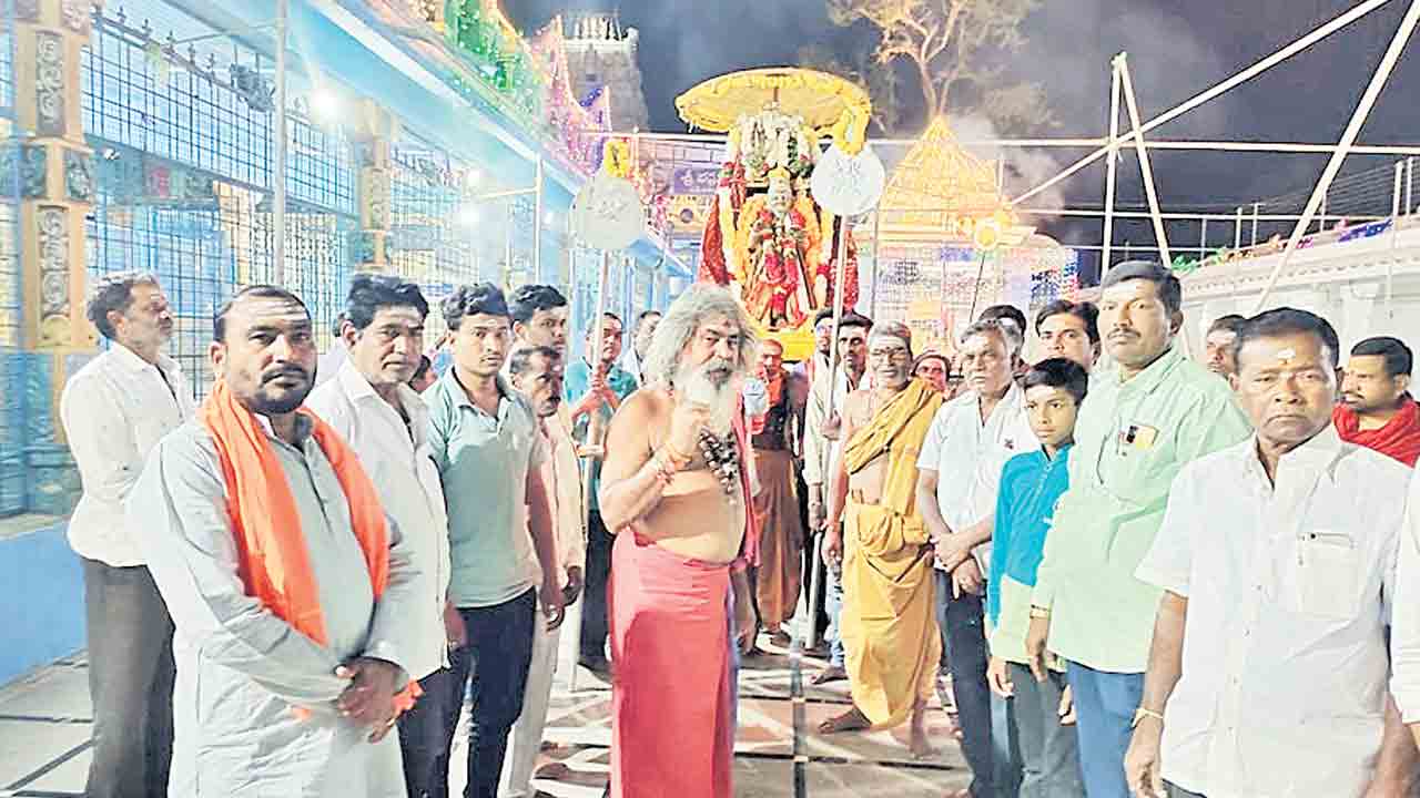 బృంగీశ్వర వాహనంలో ఊరేగిన వీరభద్రుడు