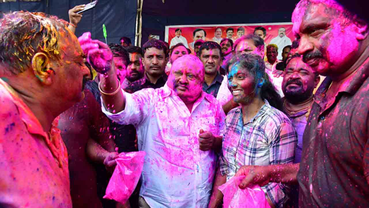 Holi Celebrations | హోలీ అందరి జీవితాల్లో వెలుగులు నింపాలి : మంత్రి గంగుల