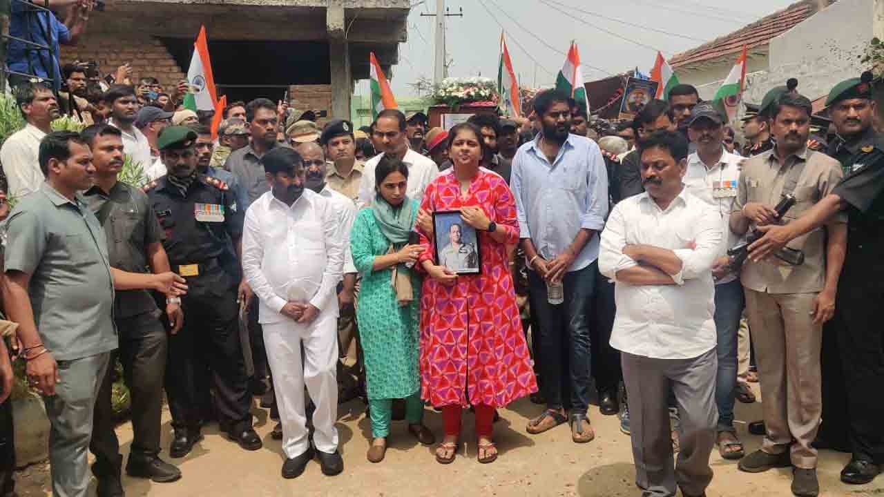 Colonel VVB Reddy | అధికార లాంఛనాలతో కల్నల్ వీవీబీ రెడ్డి అంత్యక్రియలు పూర్తి