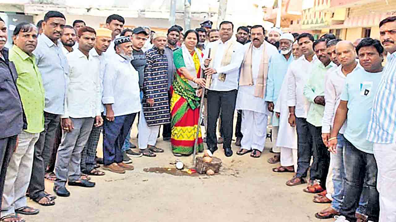 అన్ని బస్తీలలో నూతన రోడ్ల నిర్మాణం