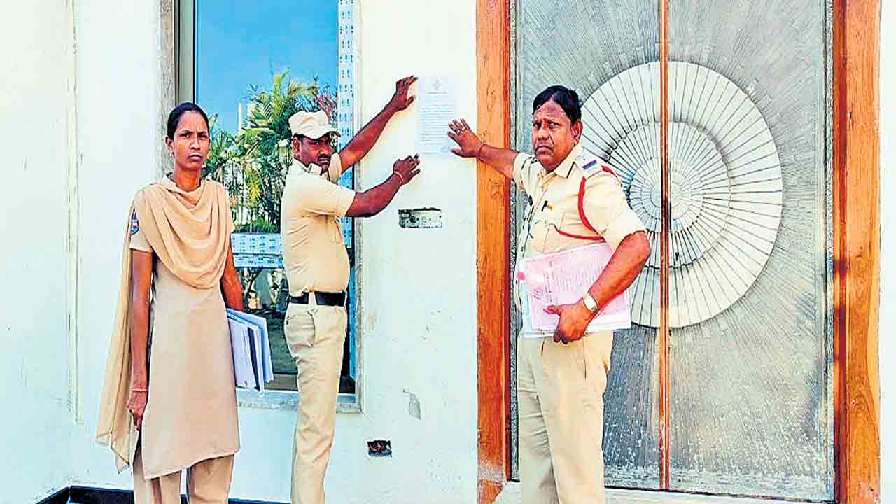 మాజీ ఎమ్మెల్యే మహేశ్వర్‌రెడ్డికి నోటీసులు జారీ