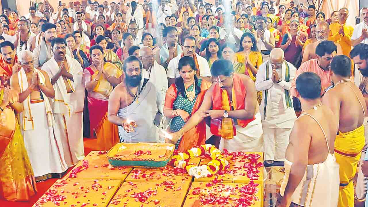 అయోధ్యలో ఎమ్మెల్యే మర్రి పూజలు