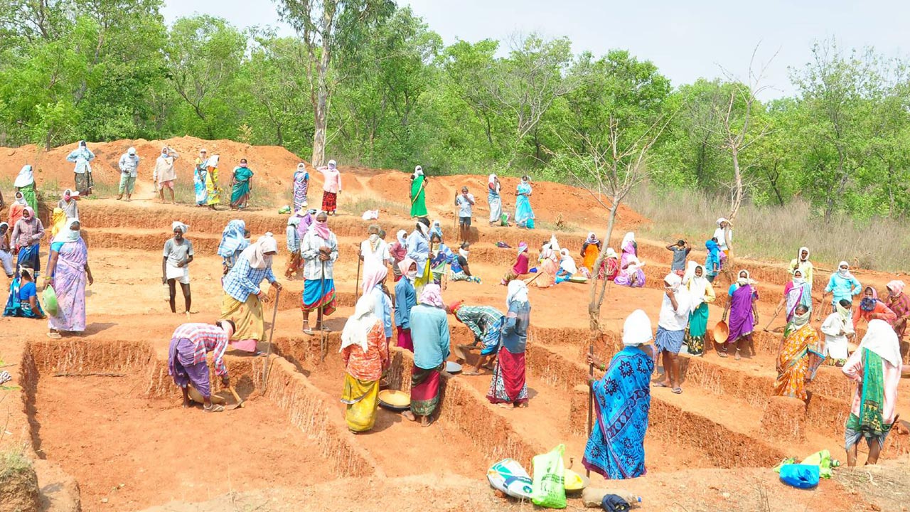 ఉపాధి కూలీలపై మరో పిడుగు