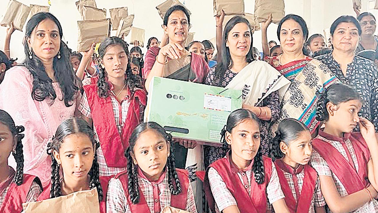 పాఠశాలల్లో శానిటరీ ప్యాడ్స్‌ అందజేత