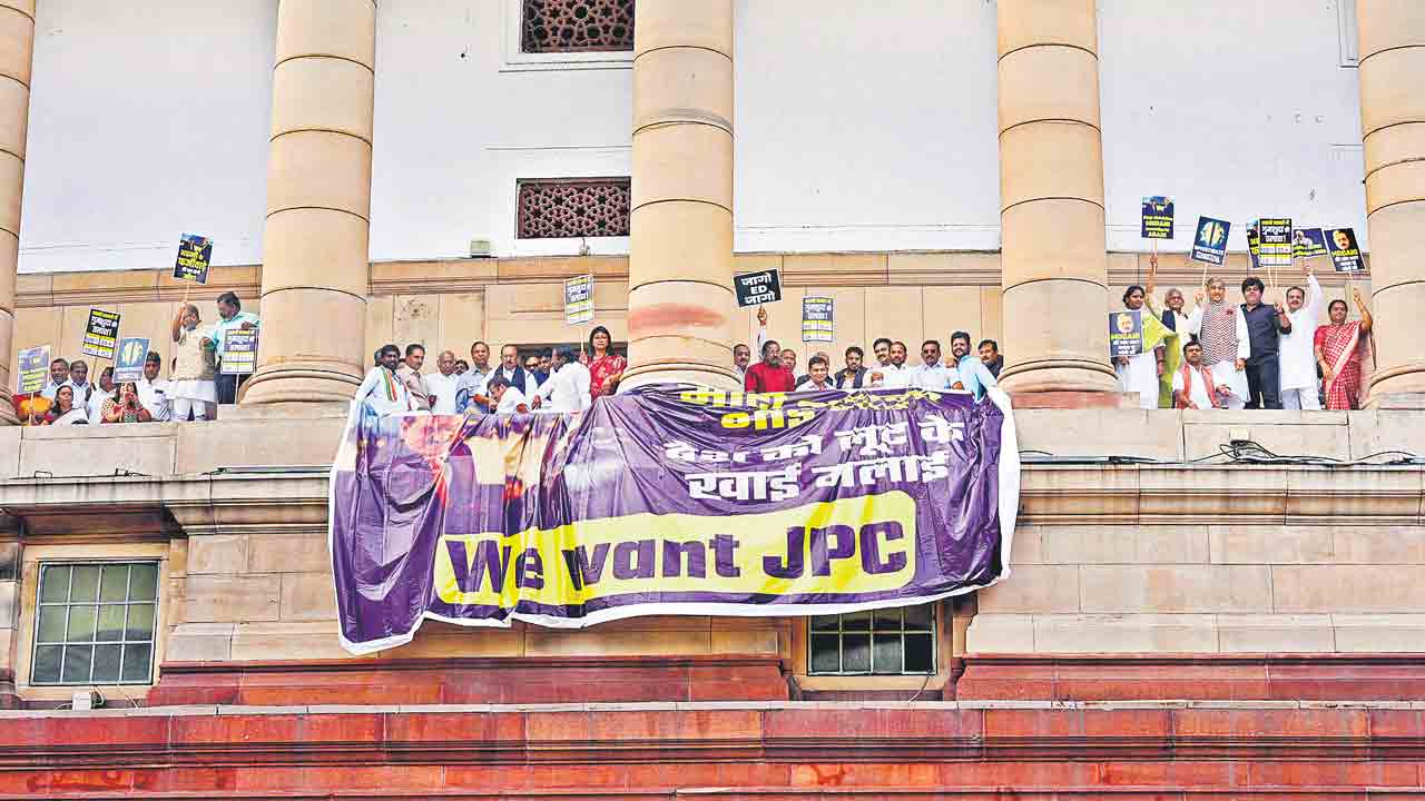 Investigate Modani | మోదానీకి చేతావని.. పార్లమెంటు భవనానికి జేపీసీ బ్యానర్‌ను వేలాడదీసిన ప్రతిపక్షాలు