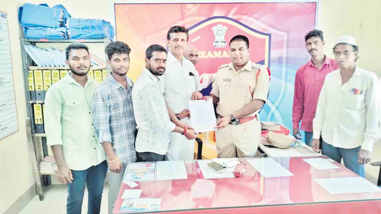 తీన్మార్‌ మల్లన్నపై పోలీసు స్టేషన్లలో ఫిర్యాదు