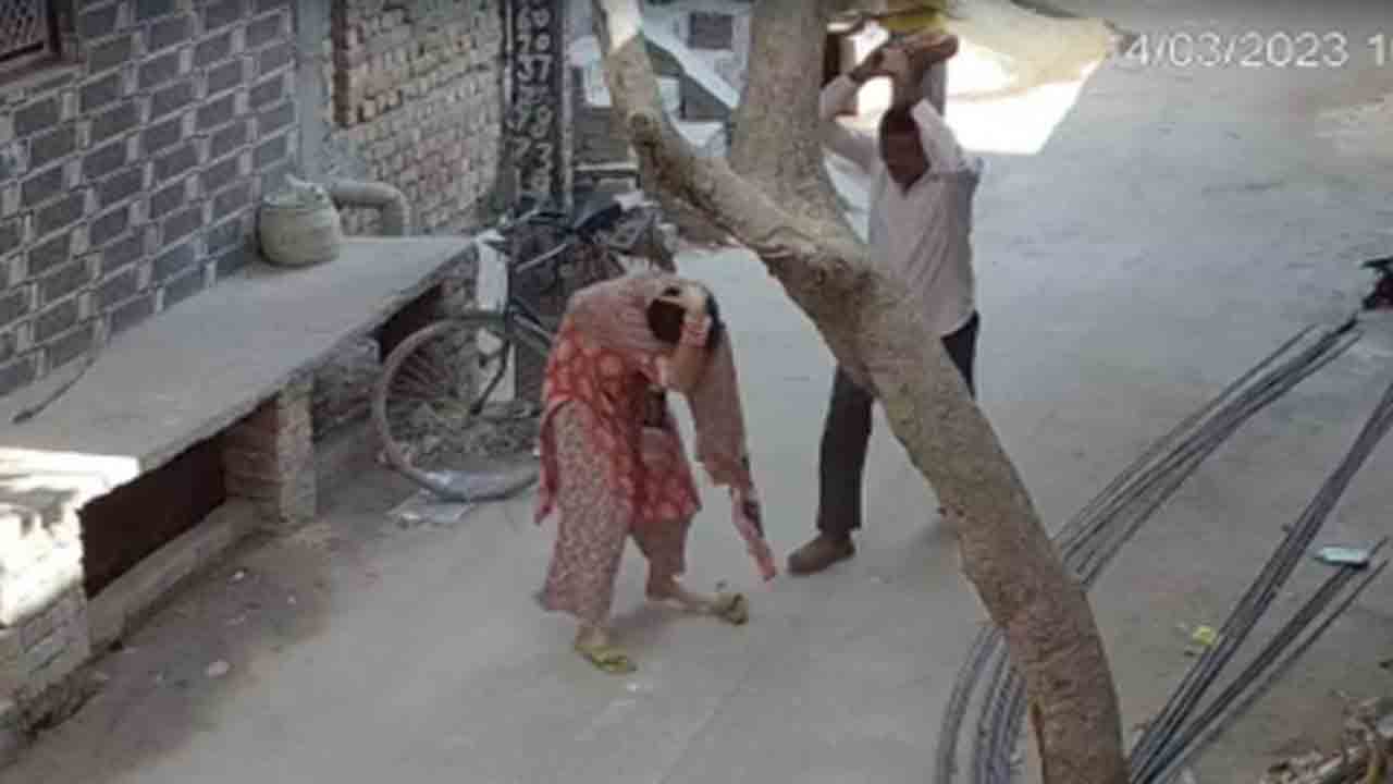 Watch: ఉద్యోగం కోసం ఇంటర్వ్యూకు వెళ్తున్న కోడలు.. అడ్డగించి ఇటుకతో తలపై కొట్టిన మామ