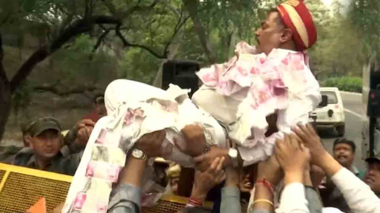 Watch: అదానీ అంశంపై కాంగ్రెస్‌ వినూత్న నిరసన.. వరుడి గెటప్‌ వ్యక్తిని పోలీసులవైపు పంపే యత్నం