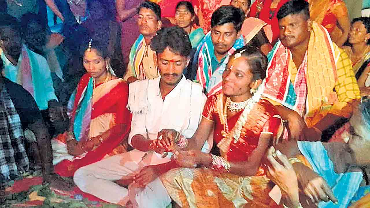 వరుడు ఒక్కడు.. వధువులు ఇద్దరు