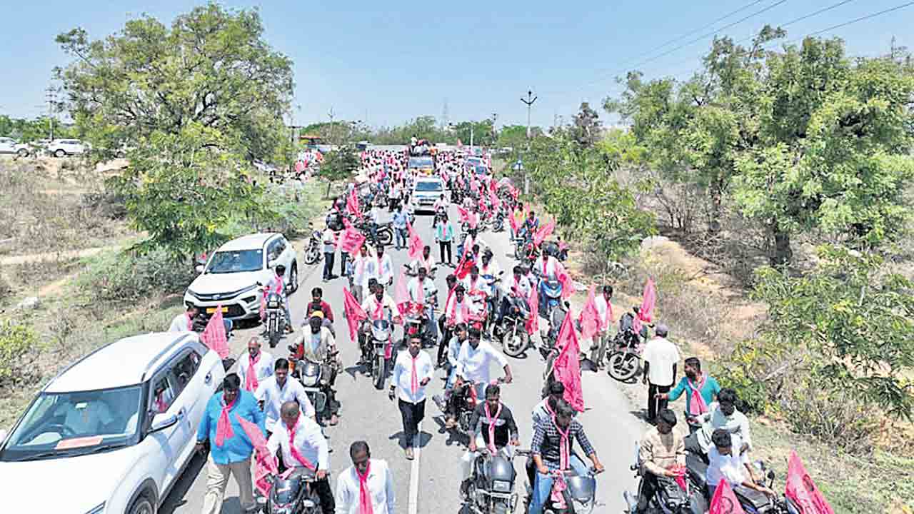 ఊరూవాడ ఉరకలై సాగుతున్నది