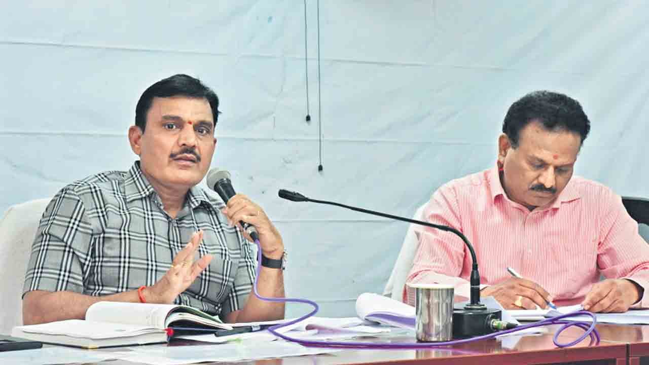 రుణాల గ్రౌండింగ్‌ లక్ష్యాన్ని చేరుకోవాలి