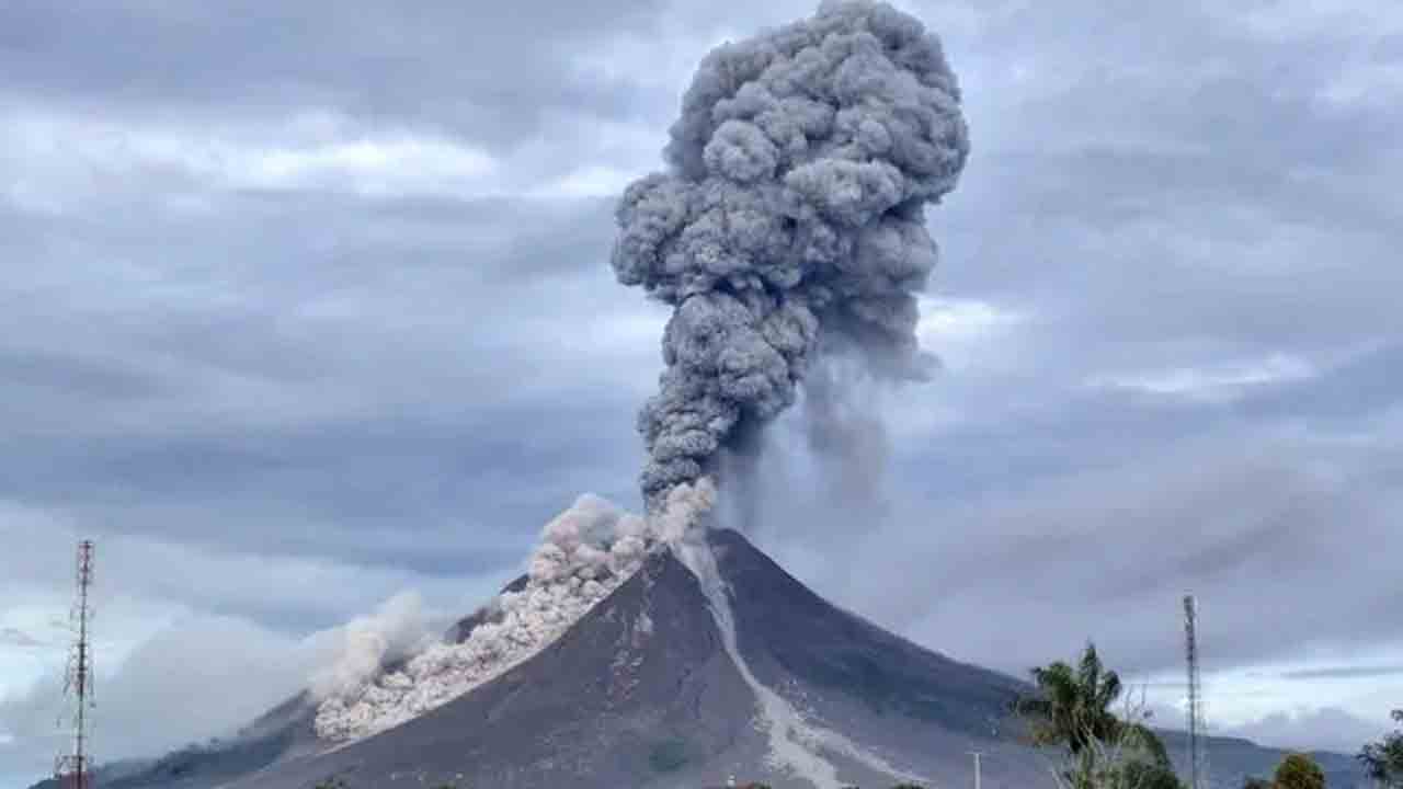 Indonesia | ఇండోనేషియాలో మౌంట్‌ మెరాపీ అగ్నిపర్వత విస్ఫోటనం