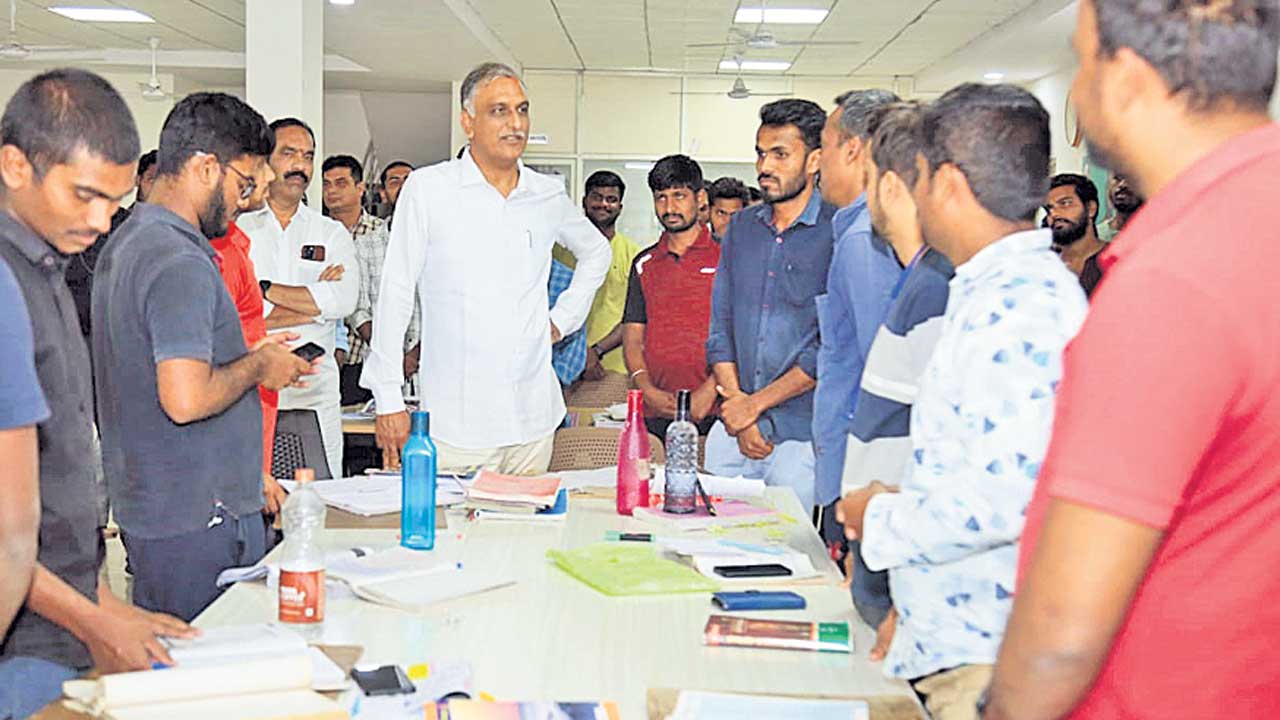 సిద్దిపేట గ్రంథాలయంలో చదువుకునే యువతకు భోజనం