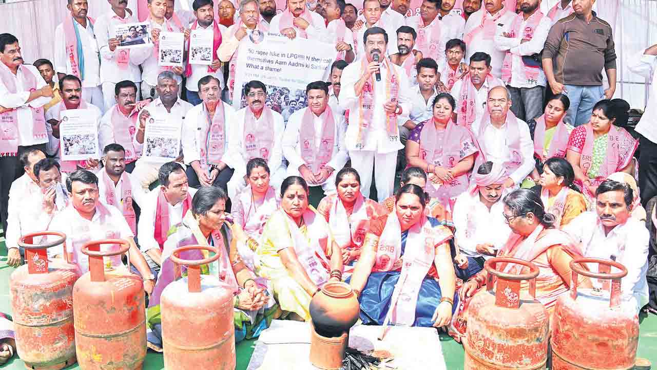 పేదలను వేధిస్తున్న మోదీ సర్కారు