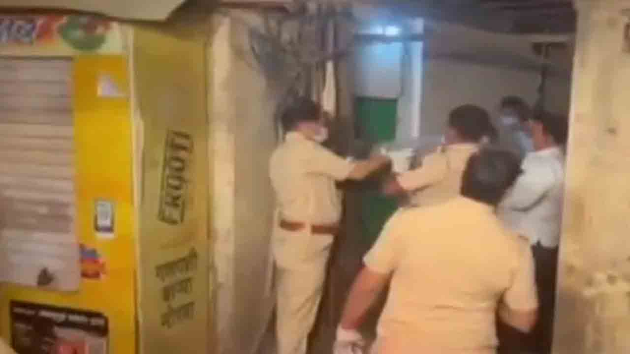 Body Parts In Closet | తల్లిని హత్య చేసిన కుమార్తె.. మృతదేహాన్ని బాక్స్‌లో ఉంచి వాటర్‌ ట్యాంక్‌లో దాచిన వైనం