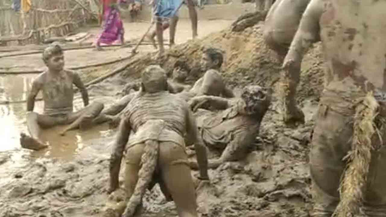 Viral News | వింత సంప్రదాయం.. బురదలో గేదెల్లా పొర్లుతూ వరుడికి ఆహ్వానం